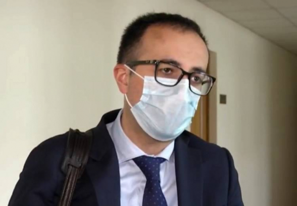 Առողջապահության ՄԱՀարարն իր շրջապատի այն մարդկանց, որոնց միջոցով միլիարդավոր դրամներ են լափել կորոնավիրուսի անվան տակ, հերթով ազատում է աշխատանքից`հույս ունենալով, որ այդպես հետքերը կմաքրի